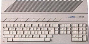 Počítač Atari 130ST. 

