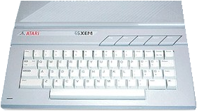 Počítač Atari 65XEM. 

