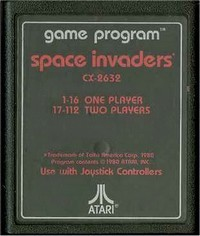 Hra Space Invaders na kartridži.
